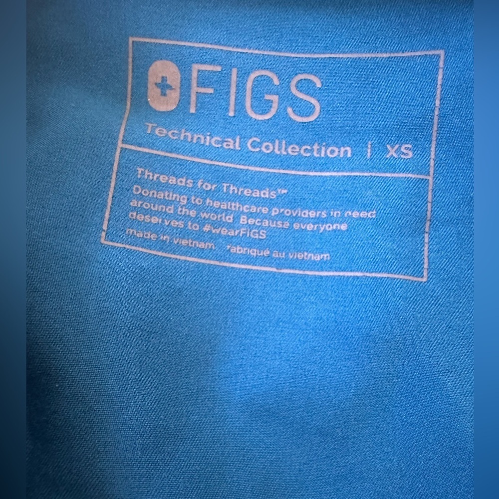 Figs Tops Exclusive Limited Edition Alphs Blue Casma 3 Pocket Scrub Top - Picture 7 of 7